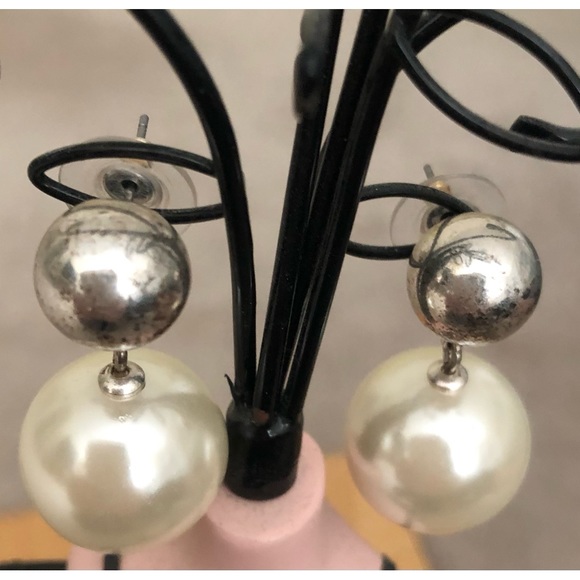 STEAL!!Pearl with silver  ball beautiful pearced earrings. 2 for 20, 3 for 25! - Picture 1 of 2